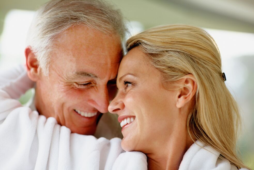 Un couple d'âge mature heureux