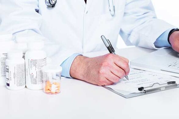 le médecin prescrit un traitement contre les douleurs dans les testicules dues à l'excitation